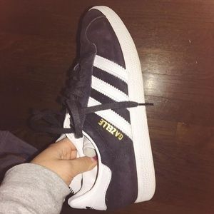 black adidas gazelles